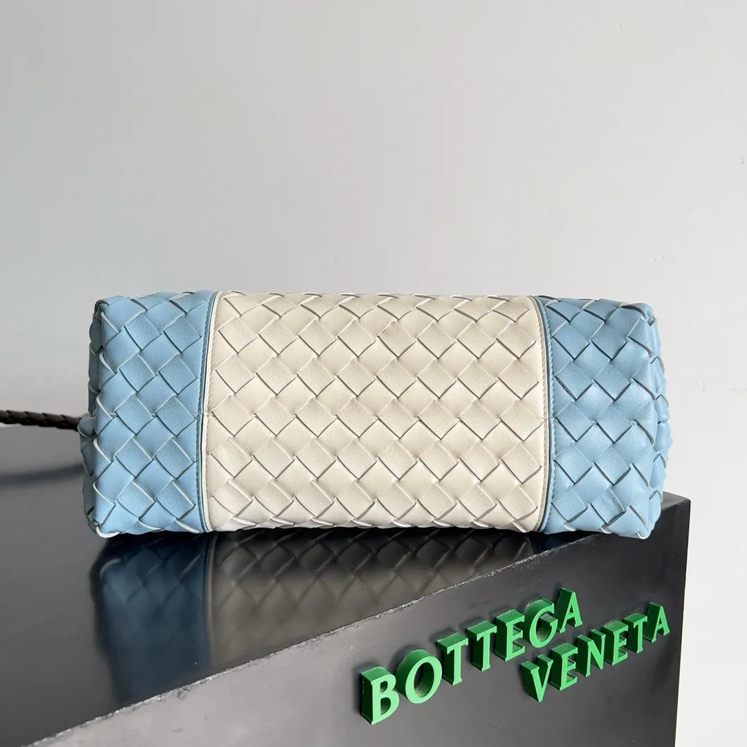 The 2023 new Andiamo batch of 3060 BV is shipped‼ ️Really popular🔥The new Andiamo woven handbag launched by Bottega Veneta this season is really popular all over the world! ! Celebrities at home and abroad have worn it, and Oscar-winning actress Michelle Yeoh has taken it out on the street. Song Jia, Trai Yara, Yu Feihong, Sanji Ayaka, Rosie Hunting-Whiteley, Yoshioka Riho, etc. have all picked up this bag. It is classic and versatile, showing off its temperament, and the bag capacity is also large, which is very convenient for daily commuting! ! A variety of carrying methods, the shoulder straps can be adjusted by yourself, the original lambskin feels soft and delicate, and the unisex style breaks gender boundaries and brings a more practical and longer-lasting use experience. Andiamo, which has both elegant and casual styles, perfectly interprets the true appearance of "fashionable old money style". Style number: 796592 Size: 32*24*12